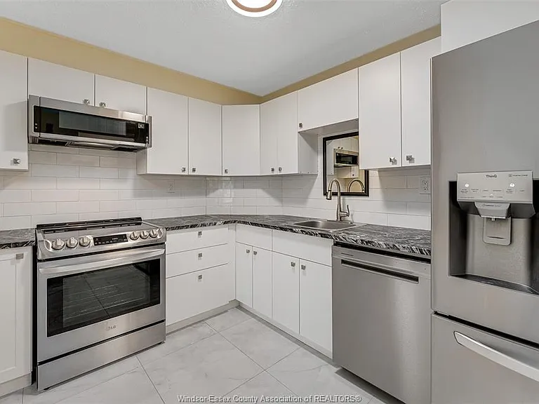 3936 Wyandotte St E #207 — Photo 21