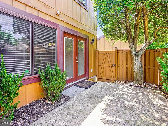 3rd image of 9082 Arlington Blvd