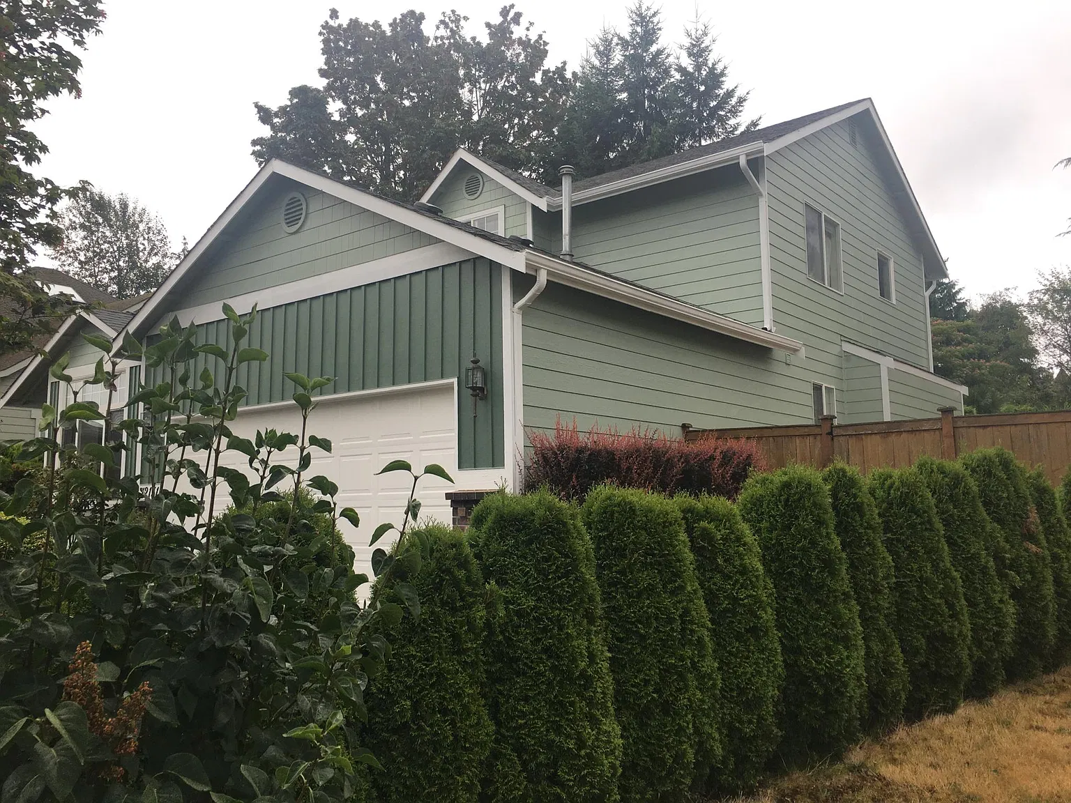 4 bed, 2.5 bath, 2210 sqft, $4,200 — Photo 2