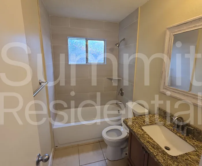 900 E Leslie Cir #B — Photo 8