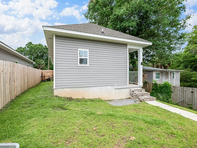704 W Brainerd St — Photo 15