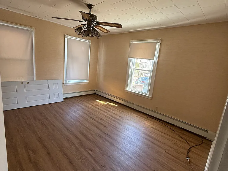 136 Campbell St — Photo 3