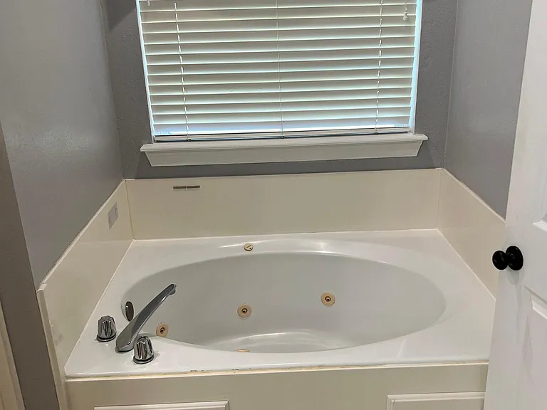 18548 Lake Camellia Ave — Photo 12