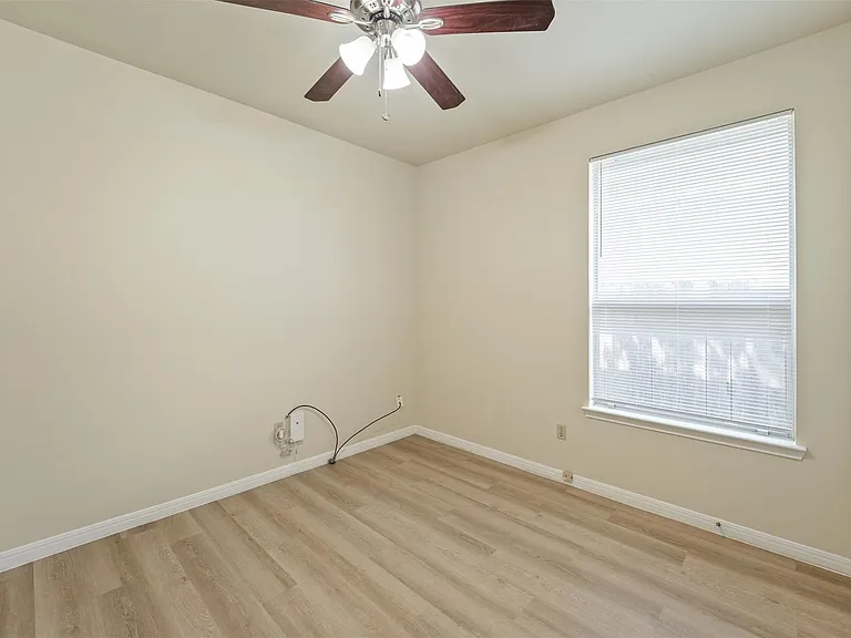 502 Gregory Ct — Photo 15