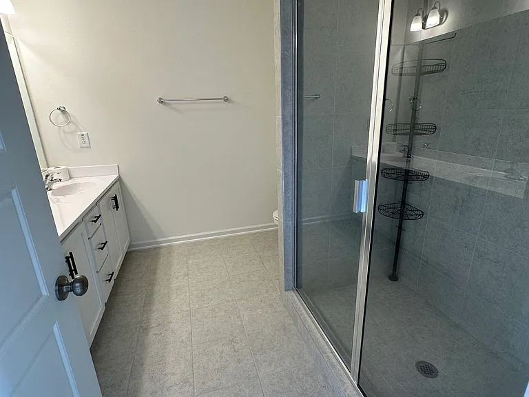 423 Bassett Ln — Photo 8