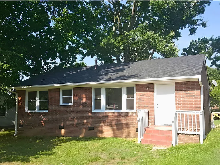 916 Summer Dr — Photo 2