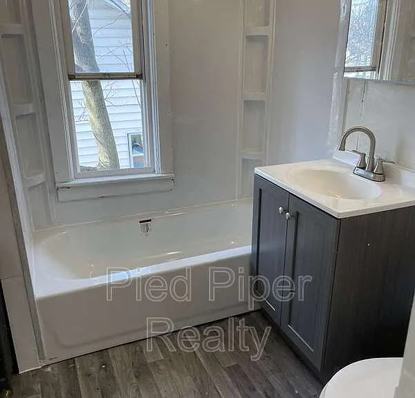 320 W Clark St — Photo 5