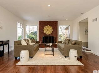 21 Saint Andrews Dr, Huntington, NY 11743