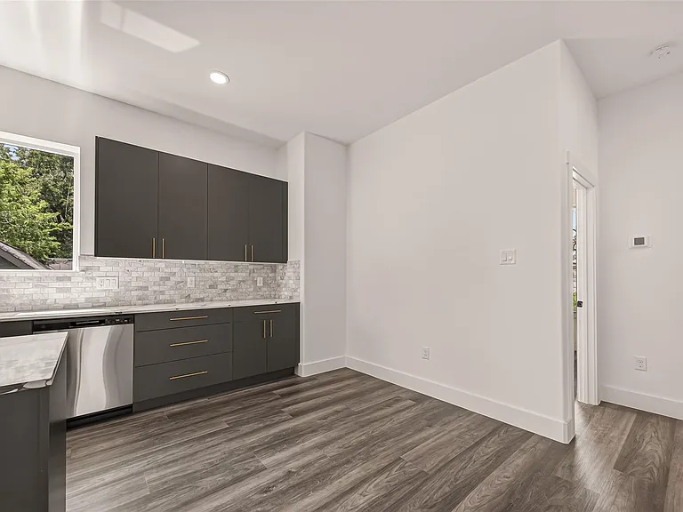 2711 Dennis St — Photo 9