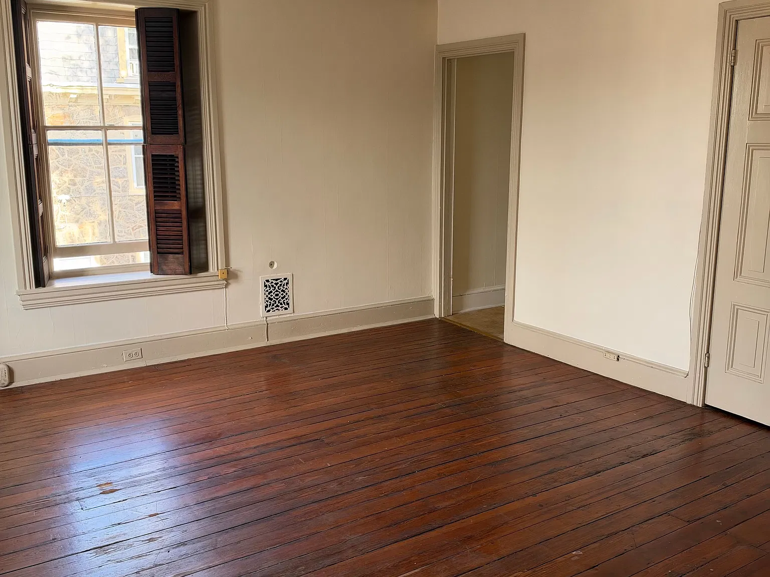 1 bed, 900 sqft, $1,300 — Photo 3