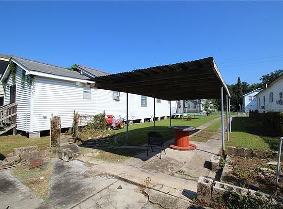 2nd image of 2550 Gladiolus St