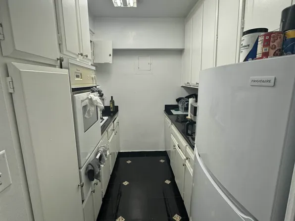 279 East 44th Street image 4 of 10