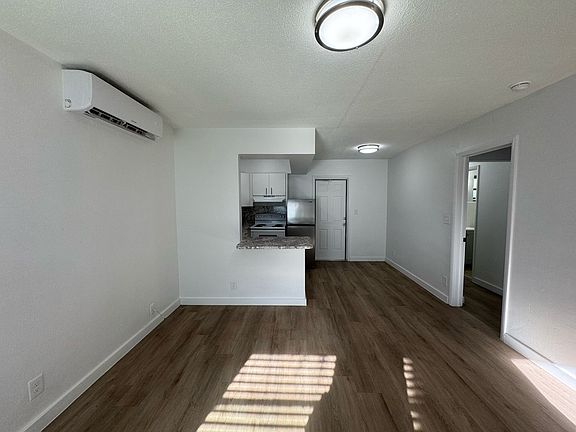 4th image of 1045 SE 15th St #3