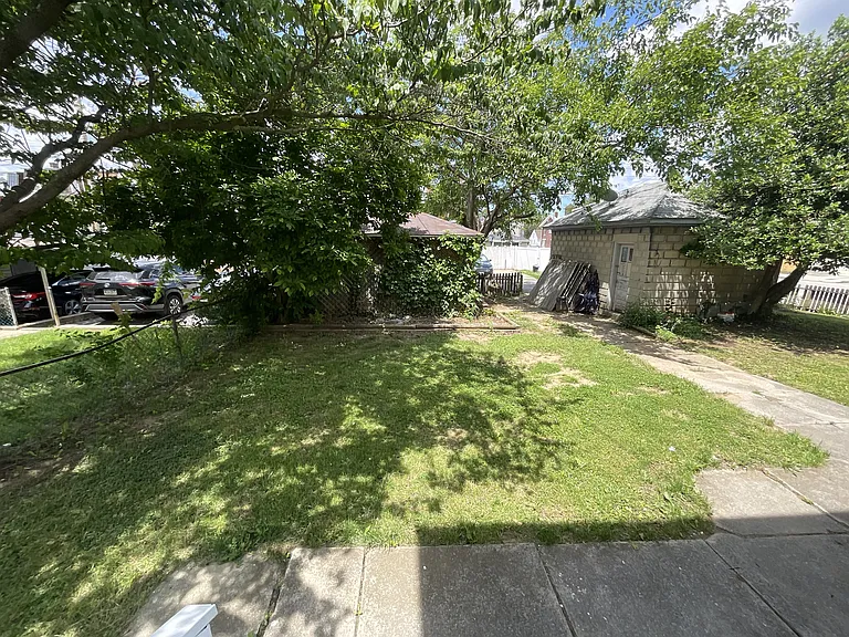631 Wallace St — Photo 10