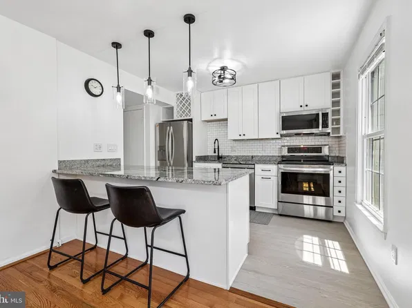 8561 Dellway Ln, Vienna, VA 22180