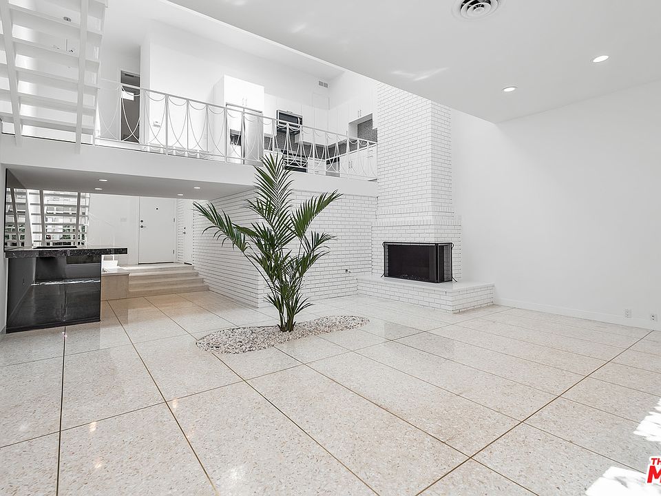 1st image of 764 N Doheny Dr #1