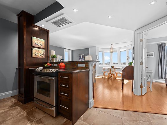 4th image of 45 Vimy Ave #1123