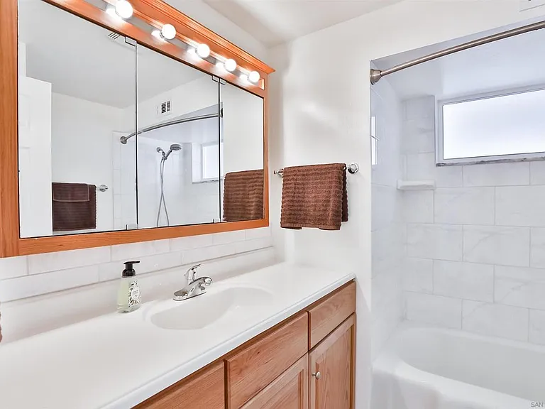 1628 Helix St — Photo 9