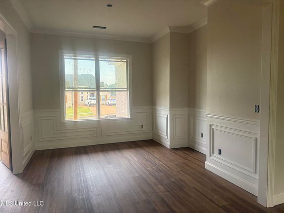 4th image of 2520 E Beauvoir Dr