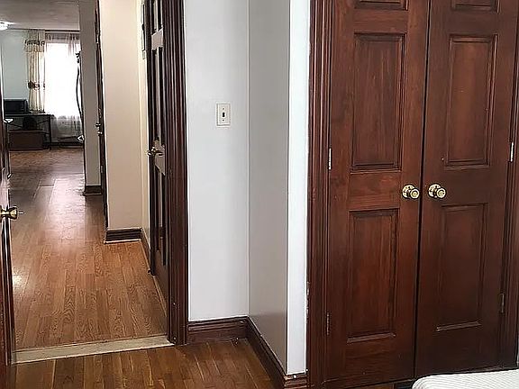 3rd image of 1549 W 3rd St APT 2R