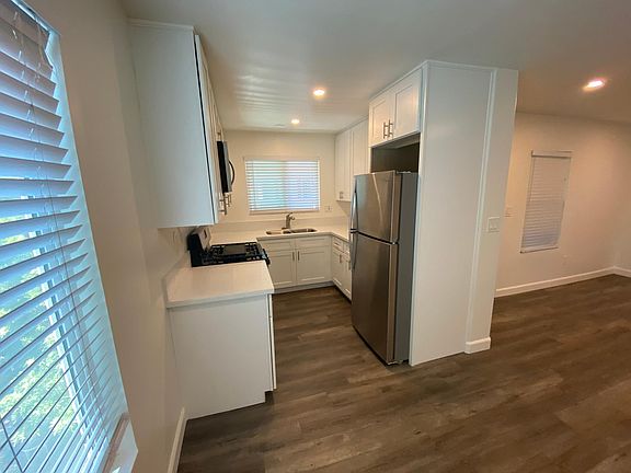 3rd image of 1941 Thomas Ave APT 8