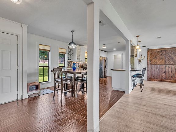 3rd image of 104 Willow Lake Ln