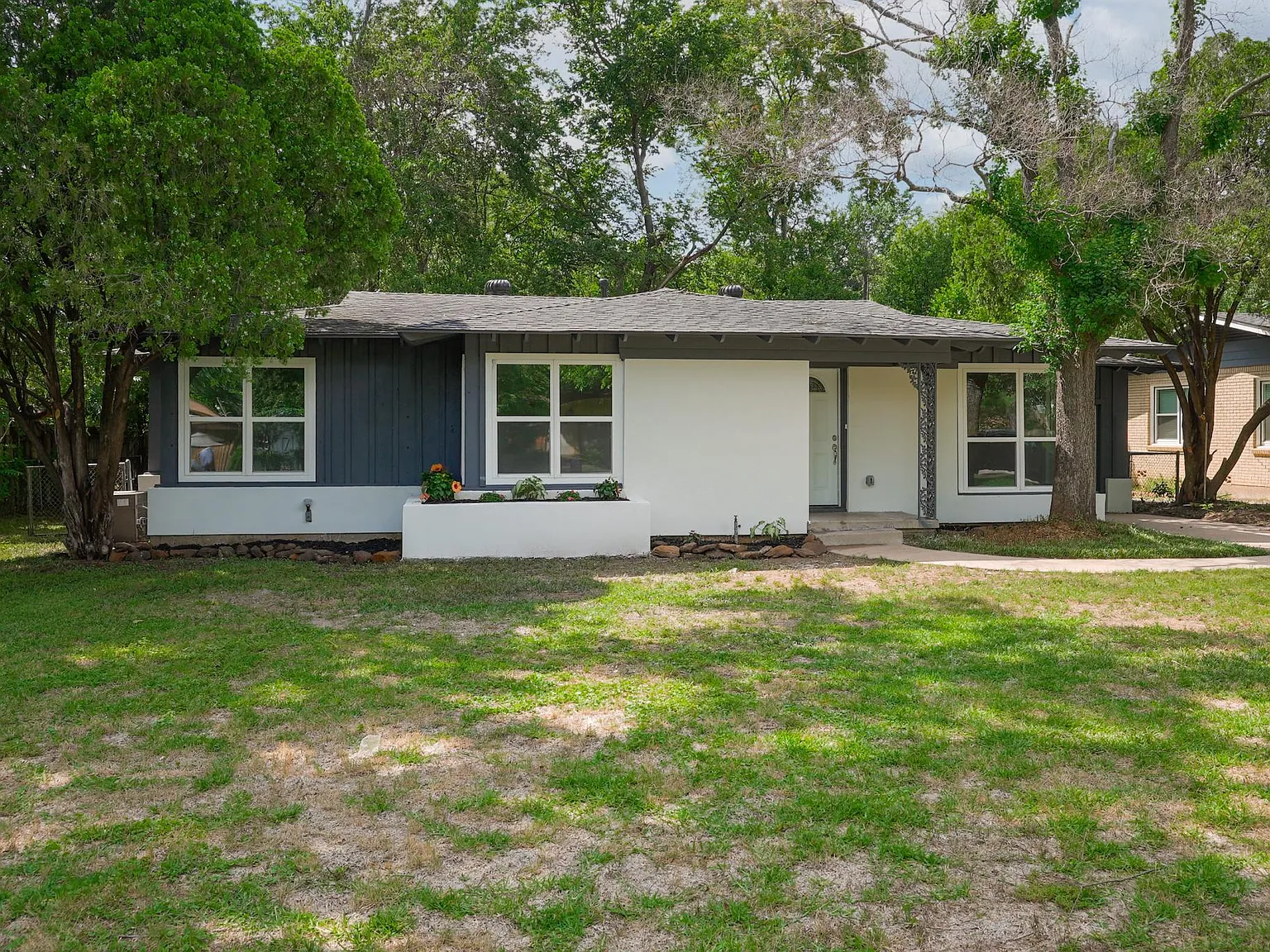 3 bed, 1437 sqft, $2,300 — Photo 3
