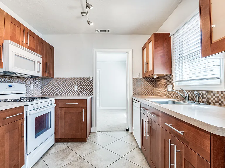 1324 Kings Hwy #3 — Photo 4