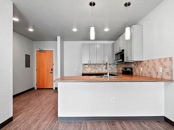 5th image of 810 S Pennsylvania St #201