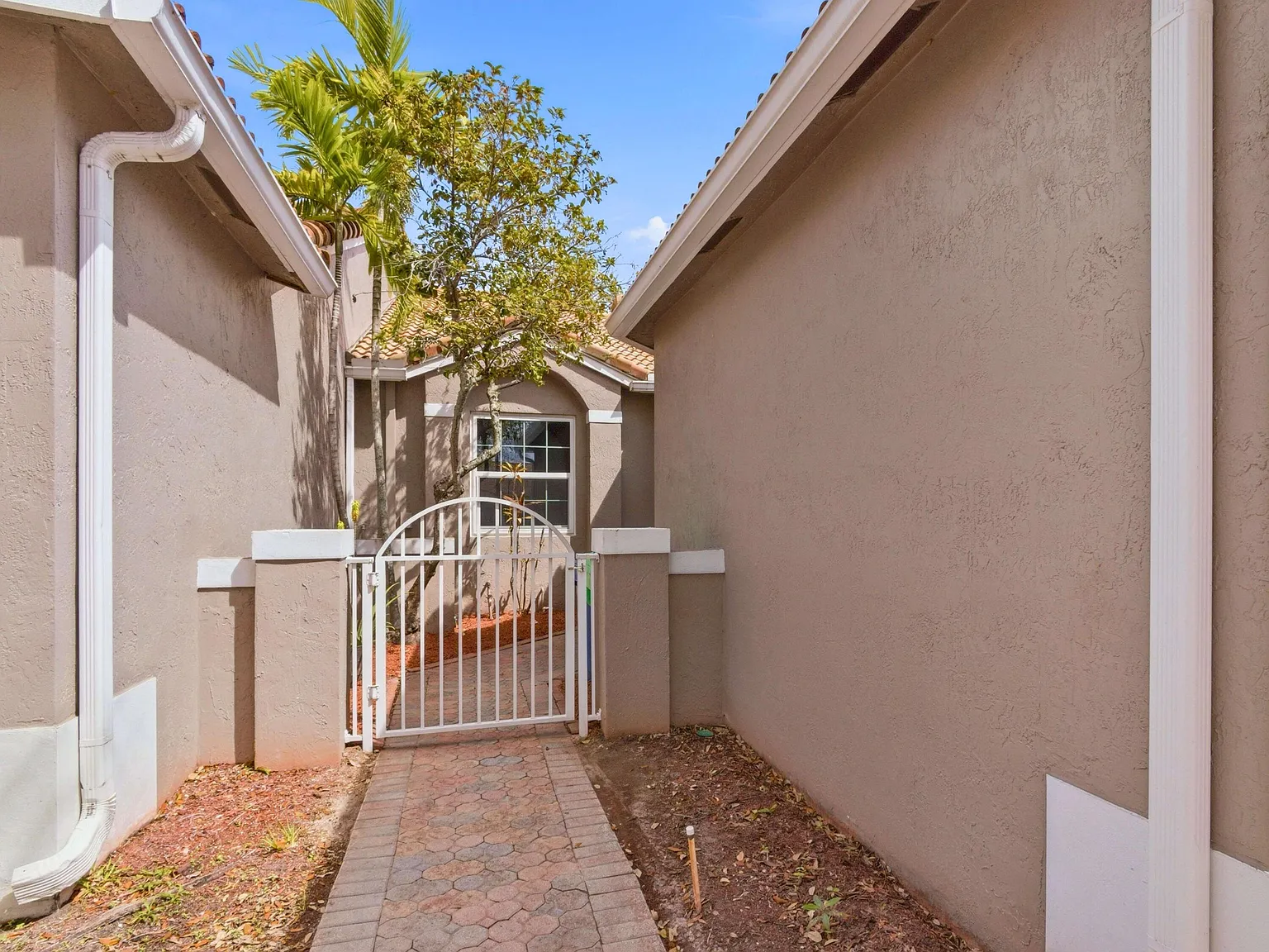 2 bed, 2.0 bath, 1320 sqft, $2,950 — Photo 2
