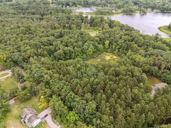 101 Buckhorn Lake Rd, Holly, MI 48442