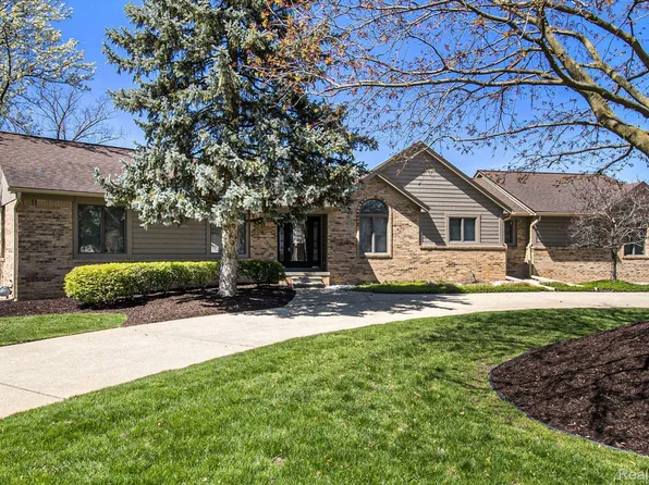 6877 Thompson Ln, White Lake, MI 48383