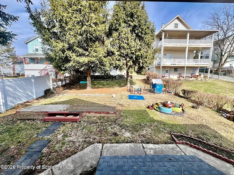 637 E Elm St — Photo 9