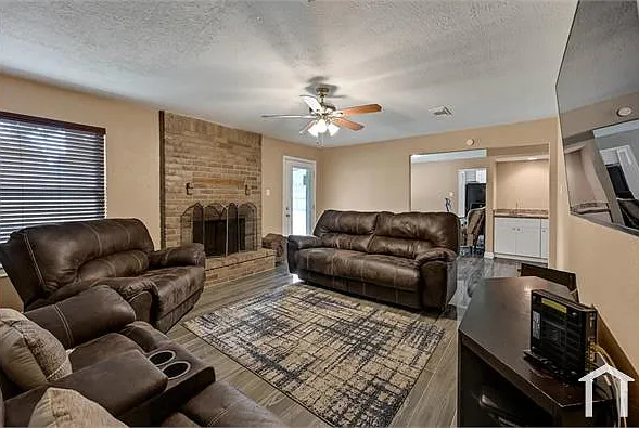 4 bed, 2491 sqft, $2,200 — Photo 3