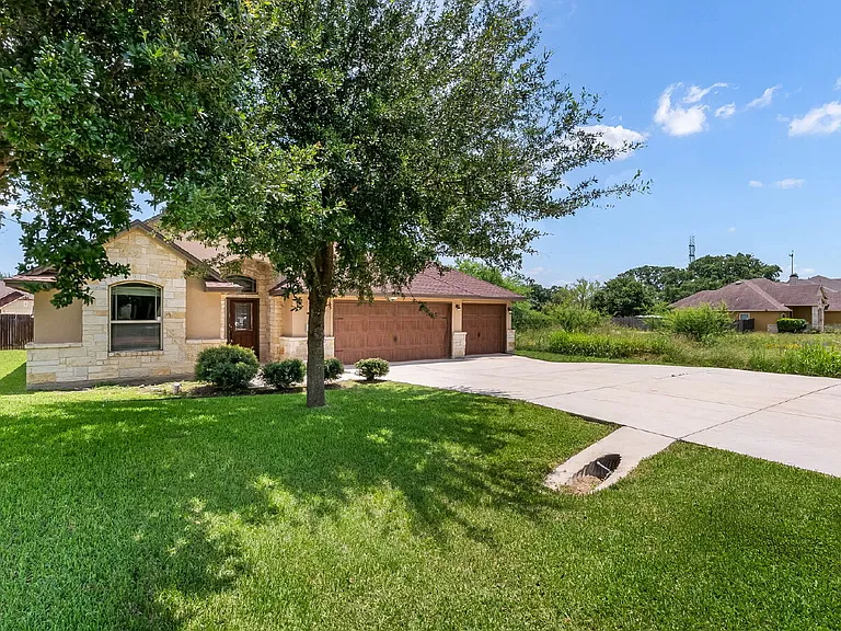 15606 Fox Ln — Photo 1