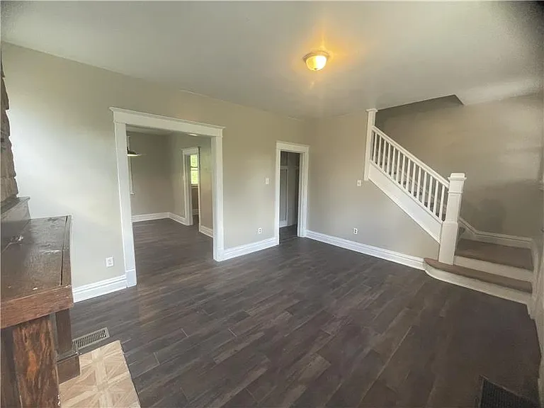 466 Hill St — Photo 4