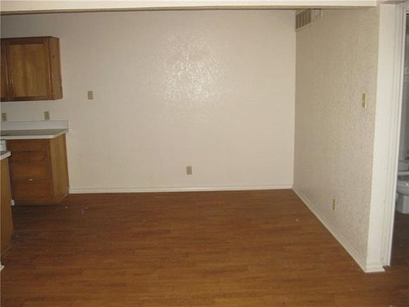 4th image of 831 White Rock St