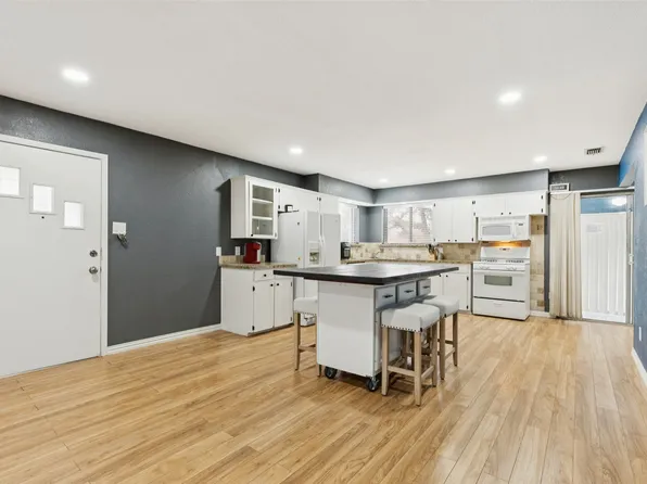 102 Woodland Dr, Highland Village, TX 75077