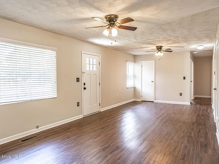 620 E New England Ave — Photo 3