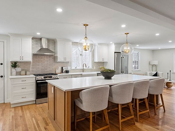 2nd image of 33 Oak Hill Rd