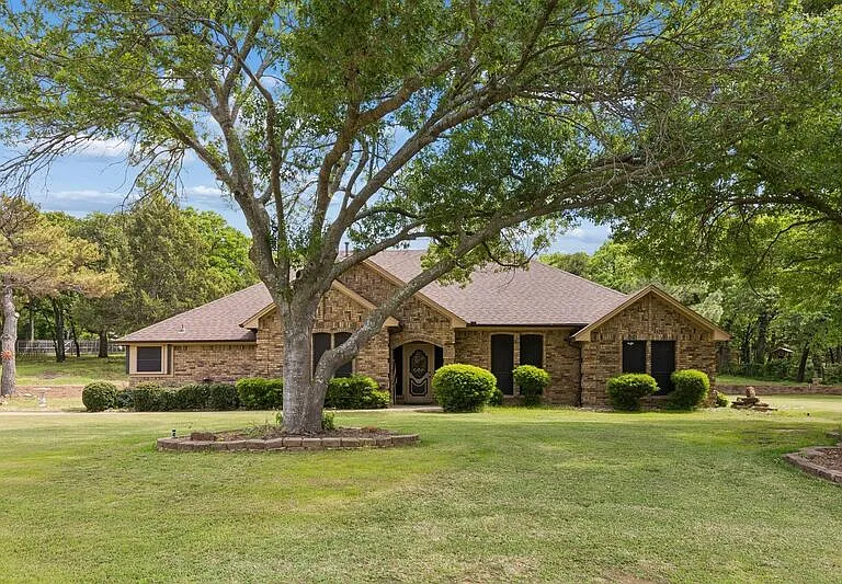1013 Alamo Dr — Photo 1