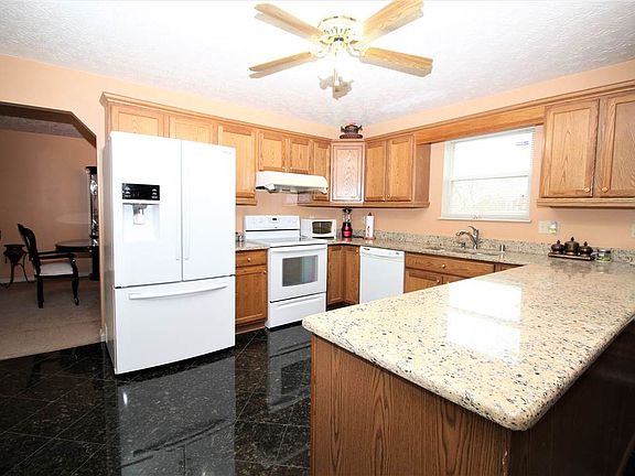 2nd image of 924 Chancellor Ct