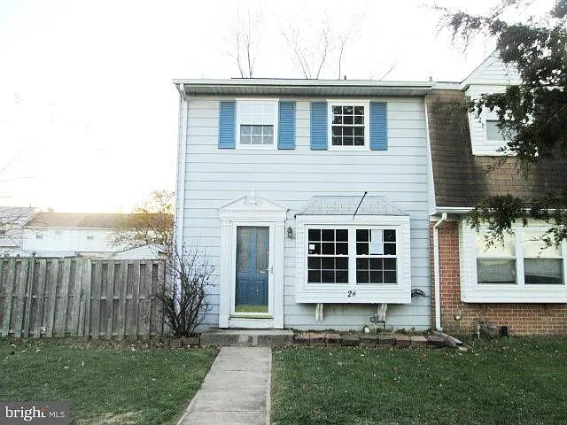 3 bed, 1.5 bath, 1100 sqft, $2,400 — Photo 1
