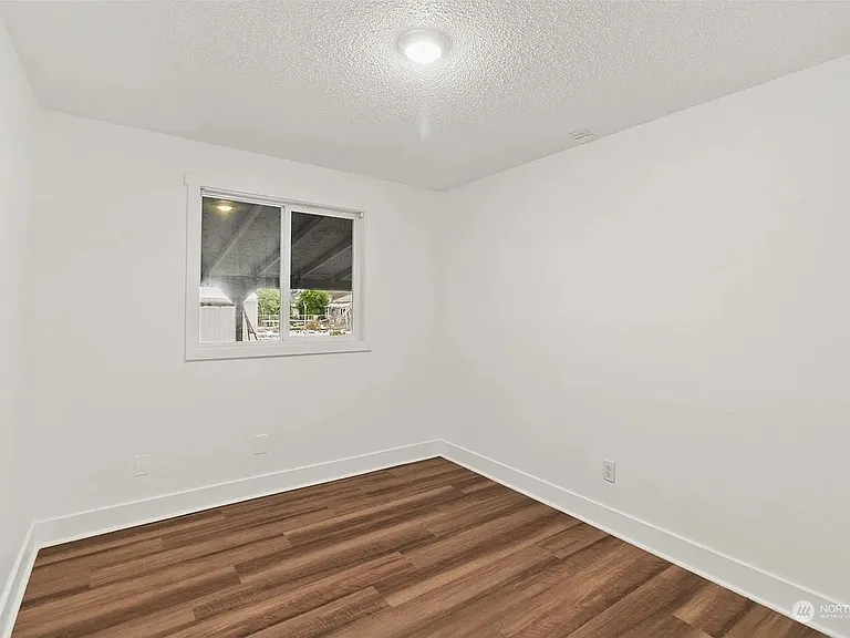 118 171st St E — Photo 2