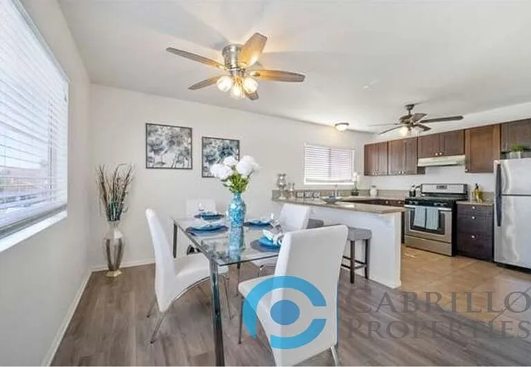 4523 Winona Ave #B — Photo 1