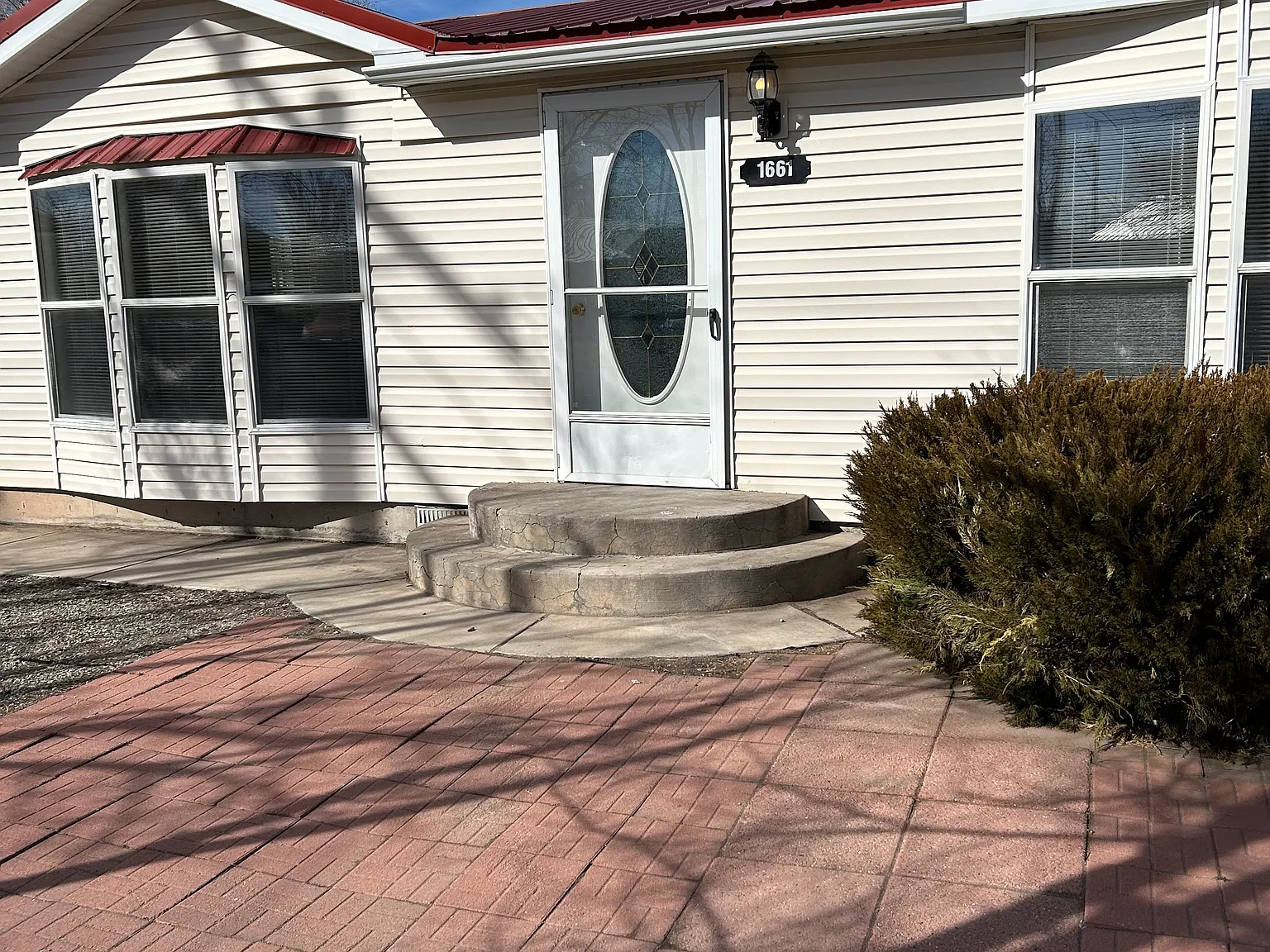 3 bed, 1600 sqft, $1,650 — Photo 1