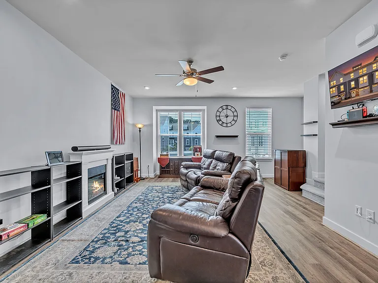 589 Westport St — Photo 42