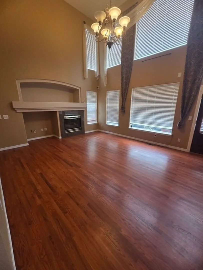 Beautiful 4 Bedroom Home Available in Thornton — Photo 2