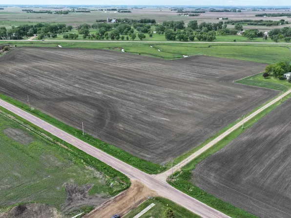 Cleveland St, Lennox, SD 57039