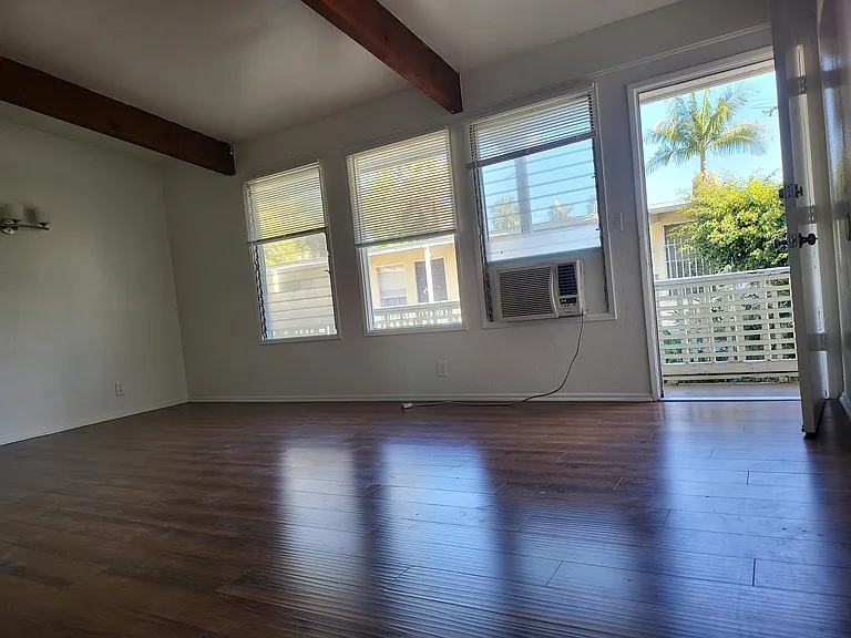 7036 Hawthorn Ave #10 — Photo 1